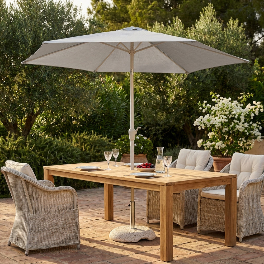 Ombrellone Cosma Poly Eco bianco aperto in un giardino