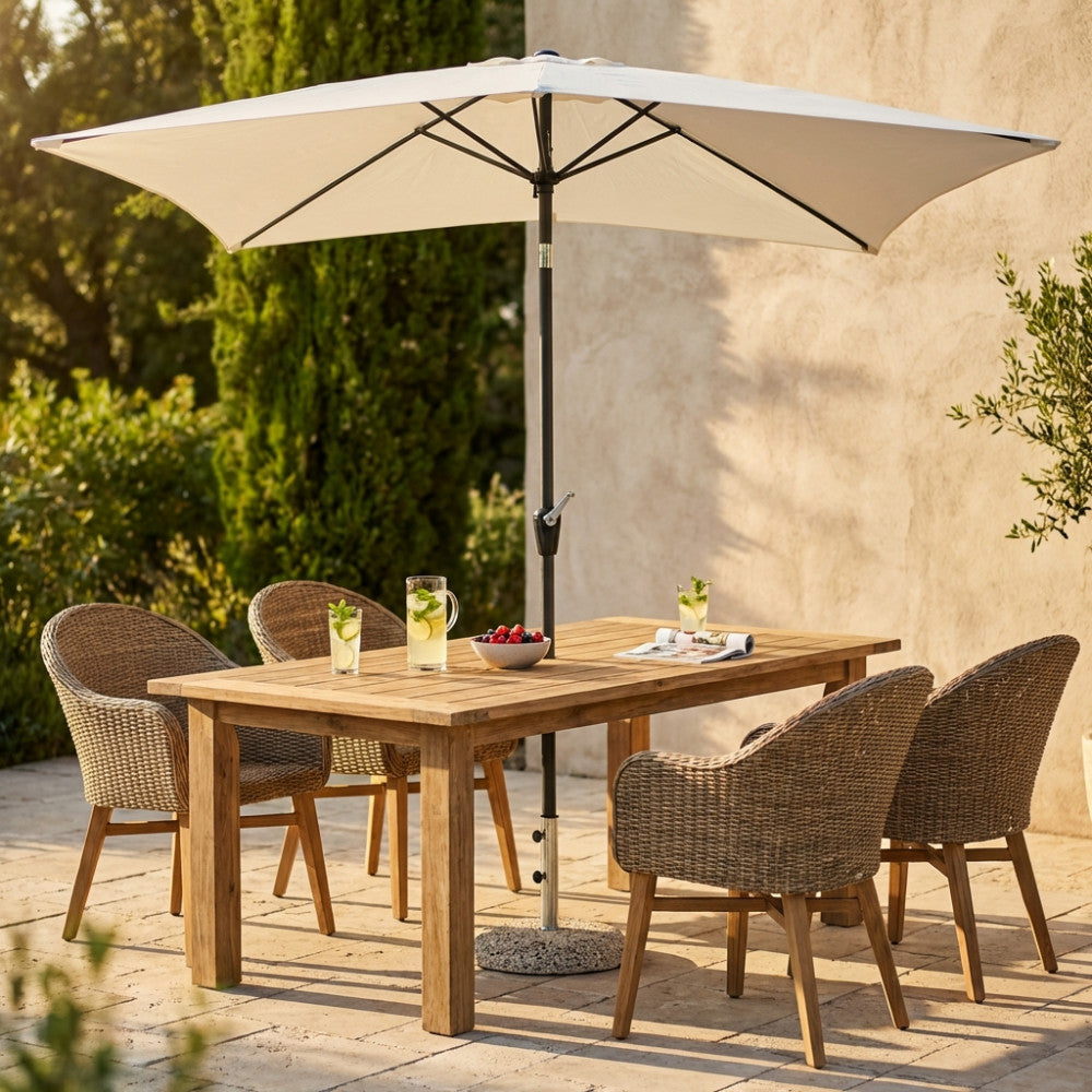 Ombrellone Cosma Poly Eco 2x3 ecrù aperto su tavolo da giardino in legno