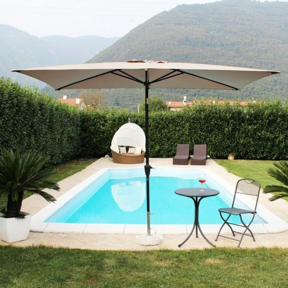 Ombrellone Cosma Poly Eco 2x3 ecrù a bordo piscina