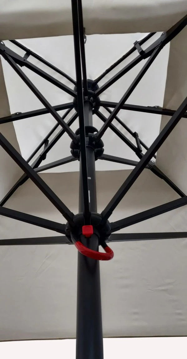 Ombrellone quadrato 3x3 metri grigio scuro con palo centrale in alluminio.