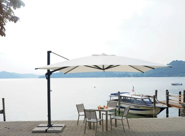 Ombrellone quadrato 4x4 metri con palo centrale in alluminio per grandi spazi.