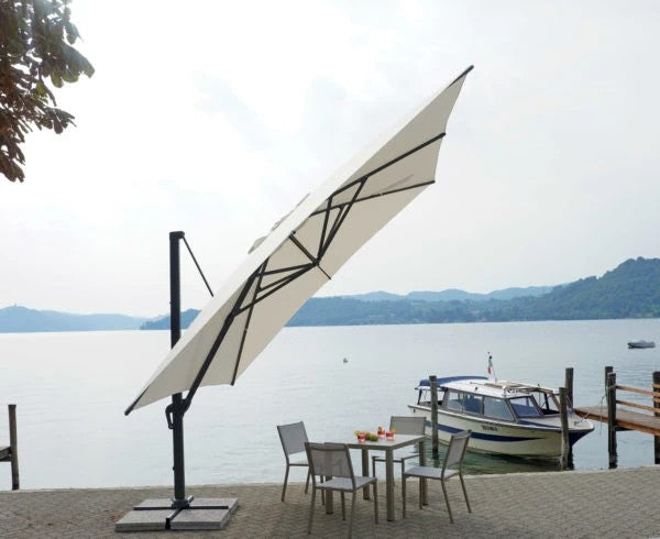 Ombrellone quadrato 4x4 metri con palo centrale in alluminio per grandi spazi.