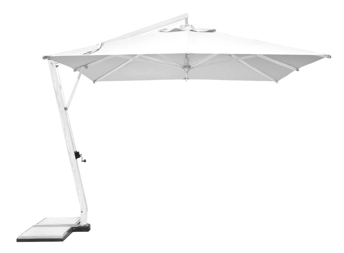 Ombrellone da Esterno quadrato bianco con palo laterale in alluminio effetto legno sbiancato, aperto su un patio.