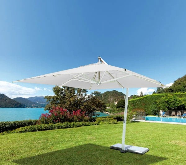 Ombrellone da Esterno quadrato bianco con palo laterale in alluminio effetto legno sbiancato, aperto su un patio.