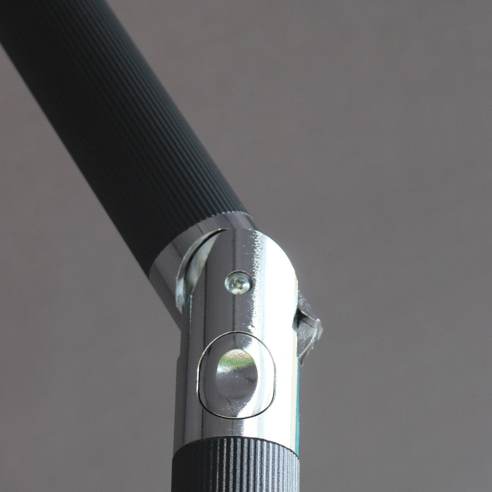 Ombrellone da balcone nero con telo di colore grigio.