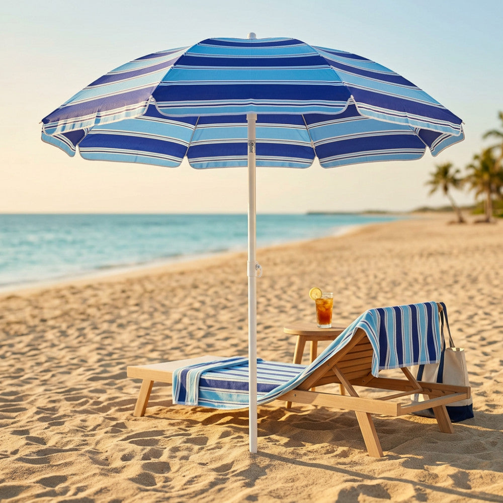Ombrellone da spiaggia Cosma OM807022 a righe blu e azzurre aperto sulla sabbia