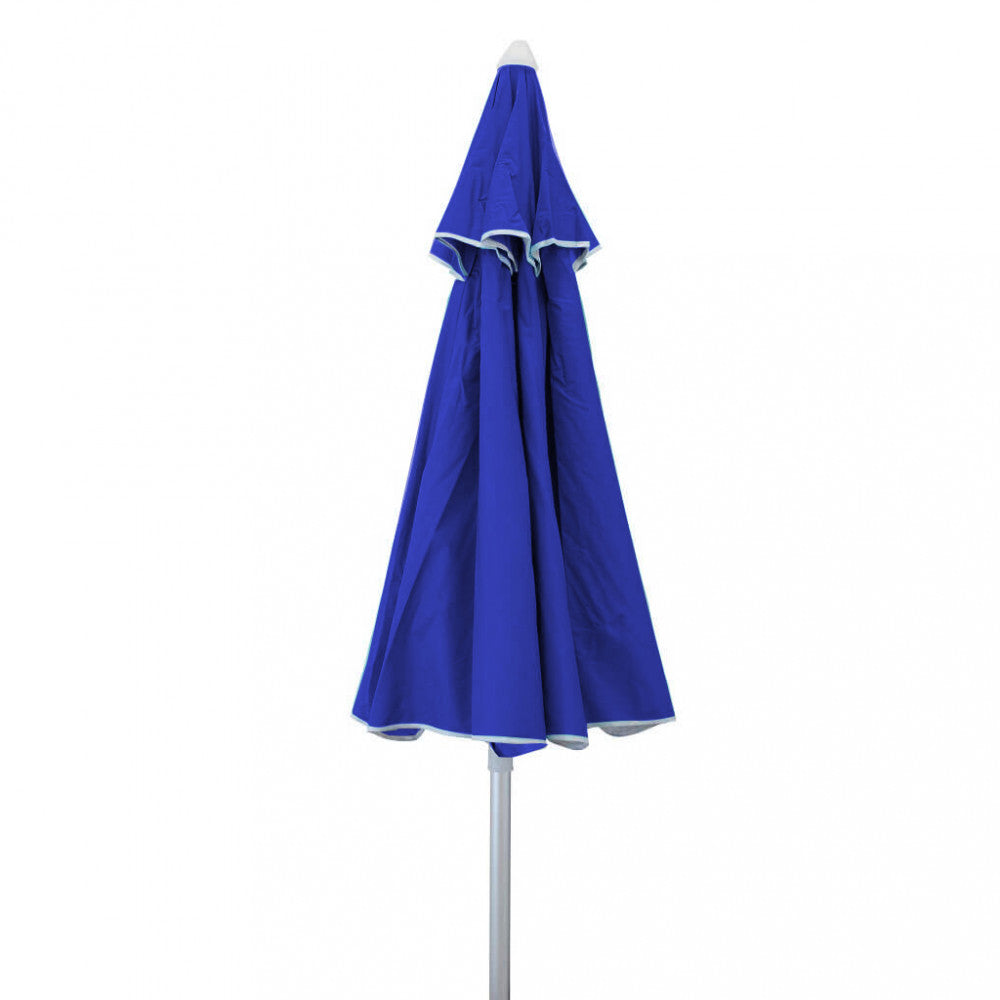 Dettaglio dell'ombrellone da spiaggia chiuso in poliestere blu, che evidenzia la finitura del tessuto e il palo in alluminio.