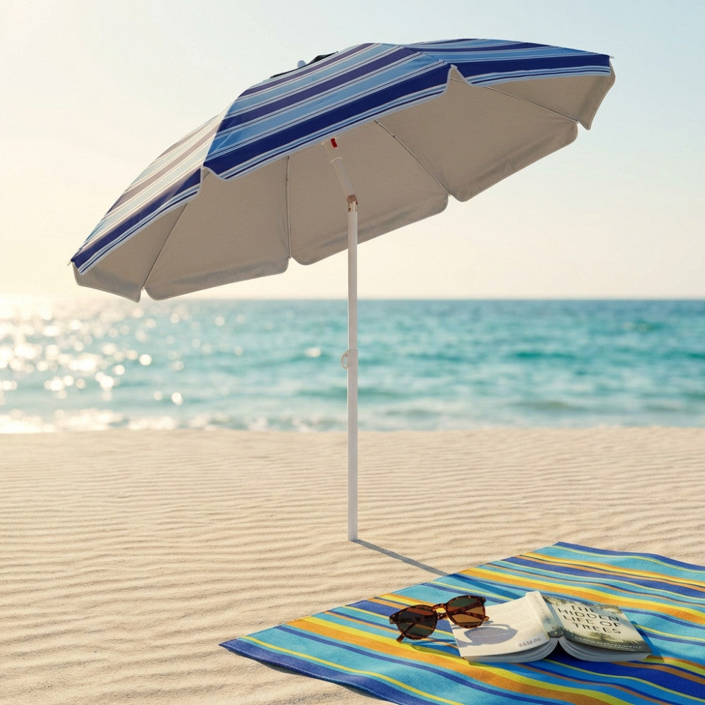 Ombrellone da spiaggia Cosma a righe blu aperto sulla sabbia