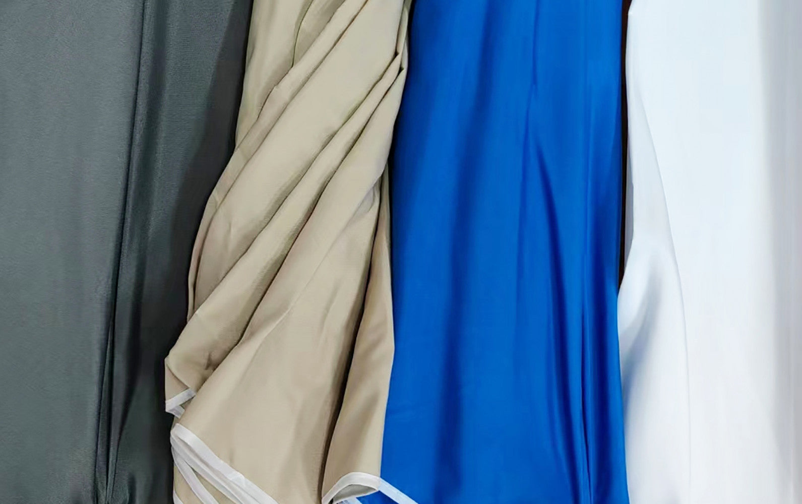 Dettaglio dei tessuti in poliestere in diverse colorazioni, tra cui il blu dell'ombrellone OM807041.