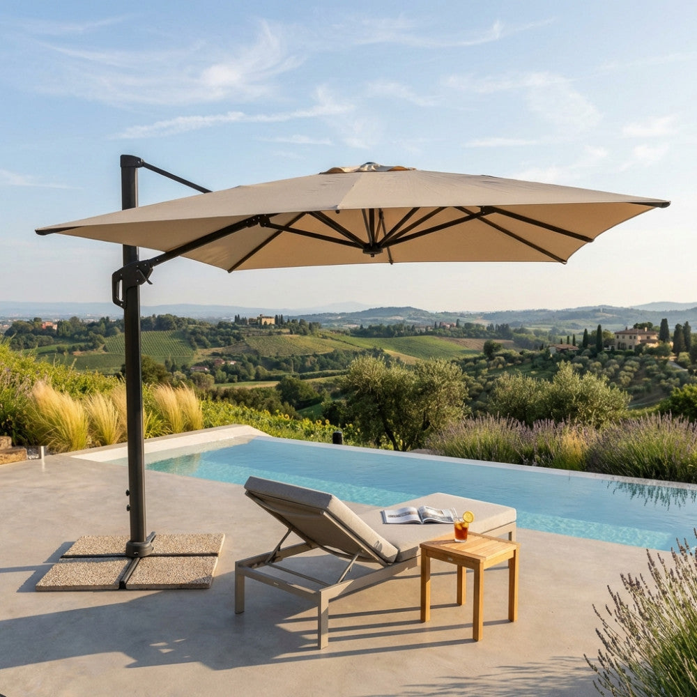 Ombrellone a palo laterale Stephenson aperto a bordo piscina, con telo beige e struttura nera.