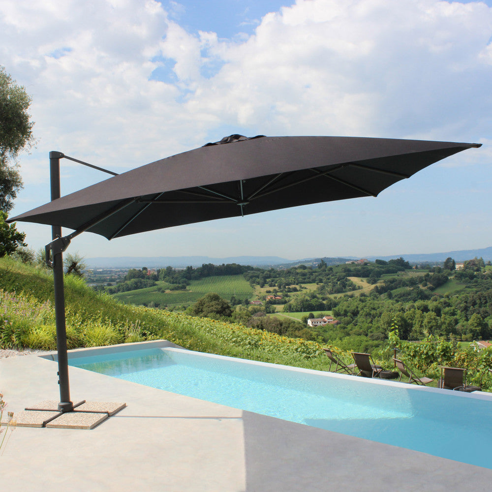 Vista panoramica dell'ombrellone nero aperto in un giardino con piscina.