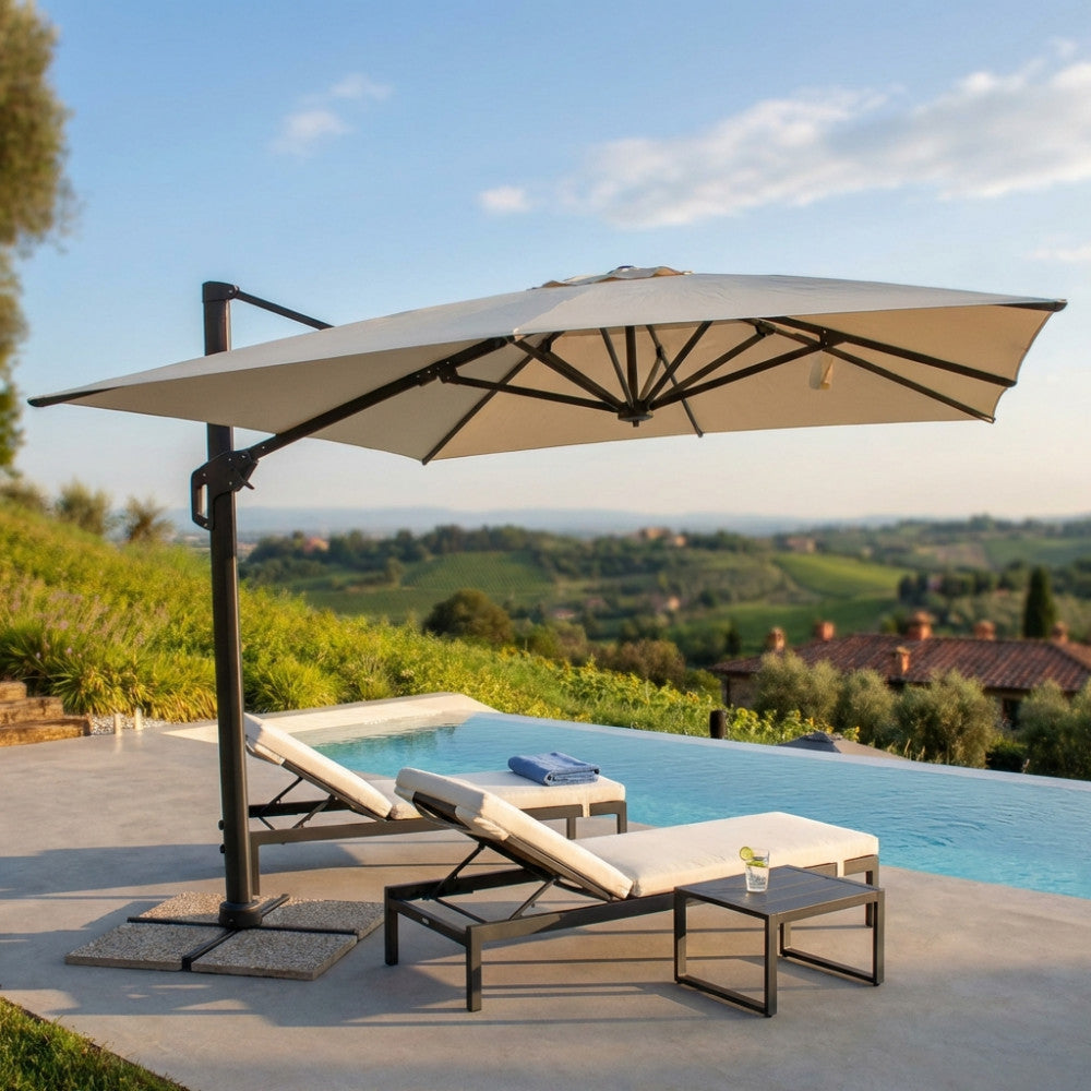 Ombrellone Stephenson aperto a bordo piscina con lettini prendisole.