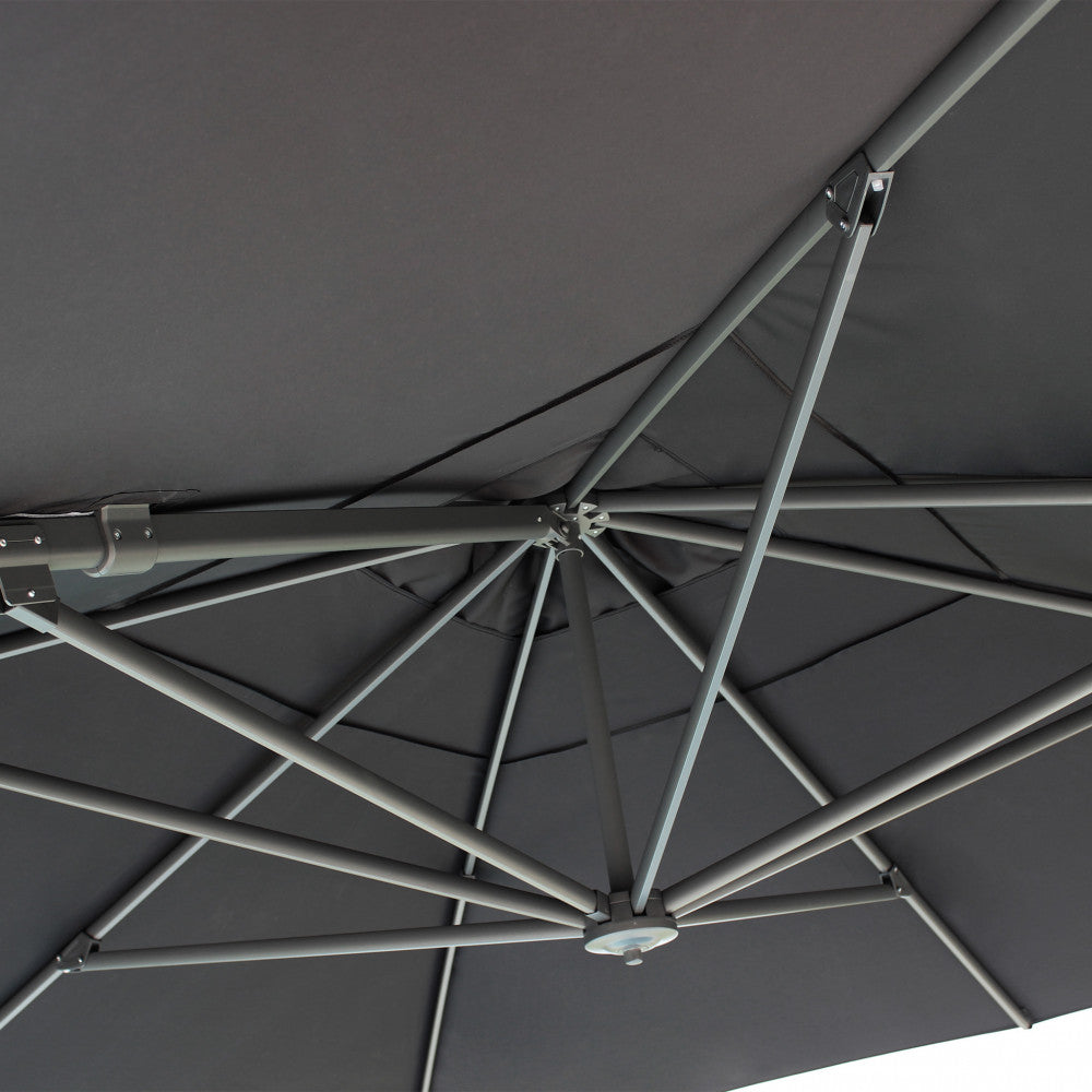 Lato inferiore della copertura in nylon nero che rivela la struttura delle stecche magistralmente realizzata e il mozzo centrale.