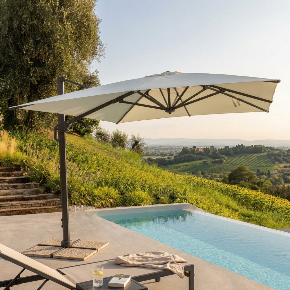 Vista laterale dell'ombrellone Stephenson aperto in un elegante giardino con piscina.