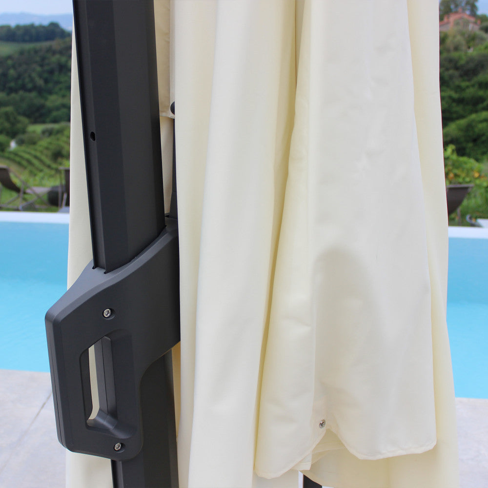 Particolare del telo in nylon beige ripiegato lungo il palo laterale nero.