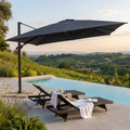 Ombrellone a palo laterale Stephenson nero aperto a bordo piscina con lettini.