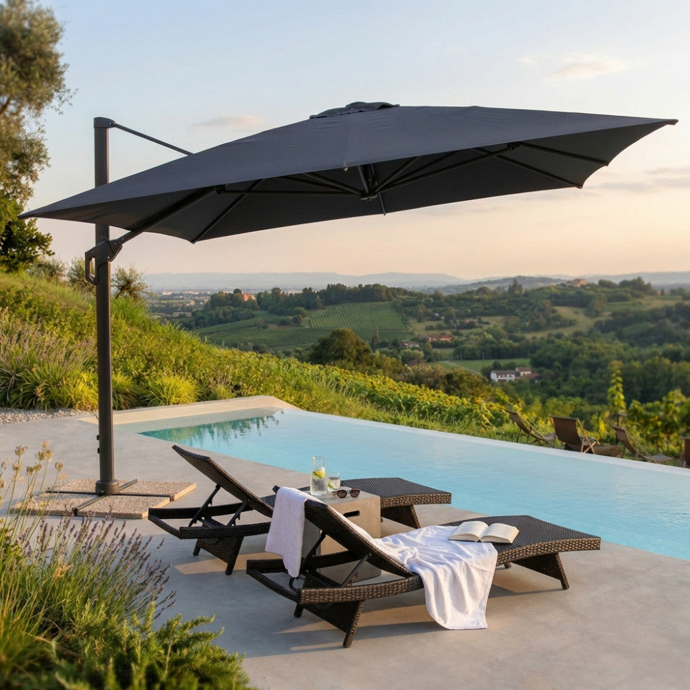 Ombrellone a palo laterale Stephenson nero aperto a bordo piscina con lettini.