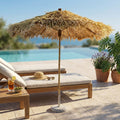 Ombrellone Tiki in legno marrone aperto a bordo piscina, affiancato da due lettini in legno con cuscini chiari.