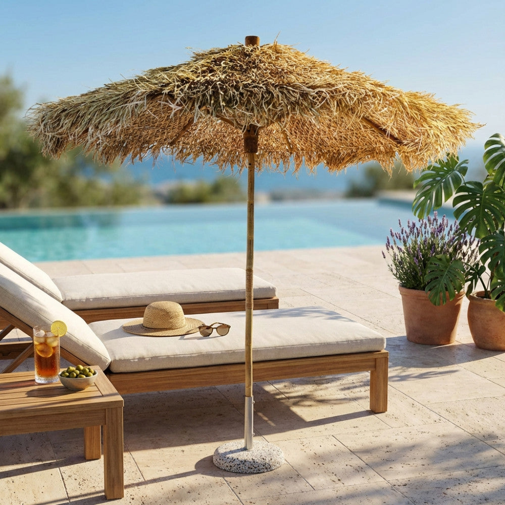 Ombrellone Tiki in legno marrone aperto a bordo piscina, affiancato da due lettini in legno con cuscini chiari.
