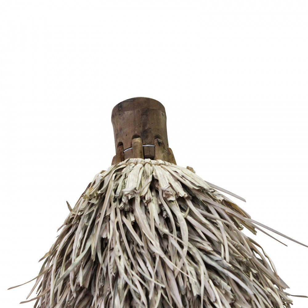 Ombrellone da spiaggia in stile Tiki con paglia naturale.