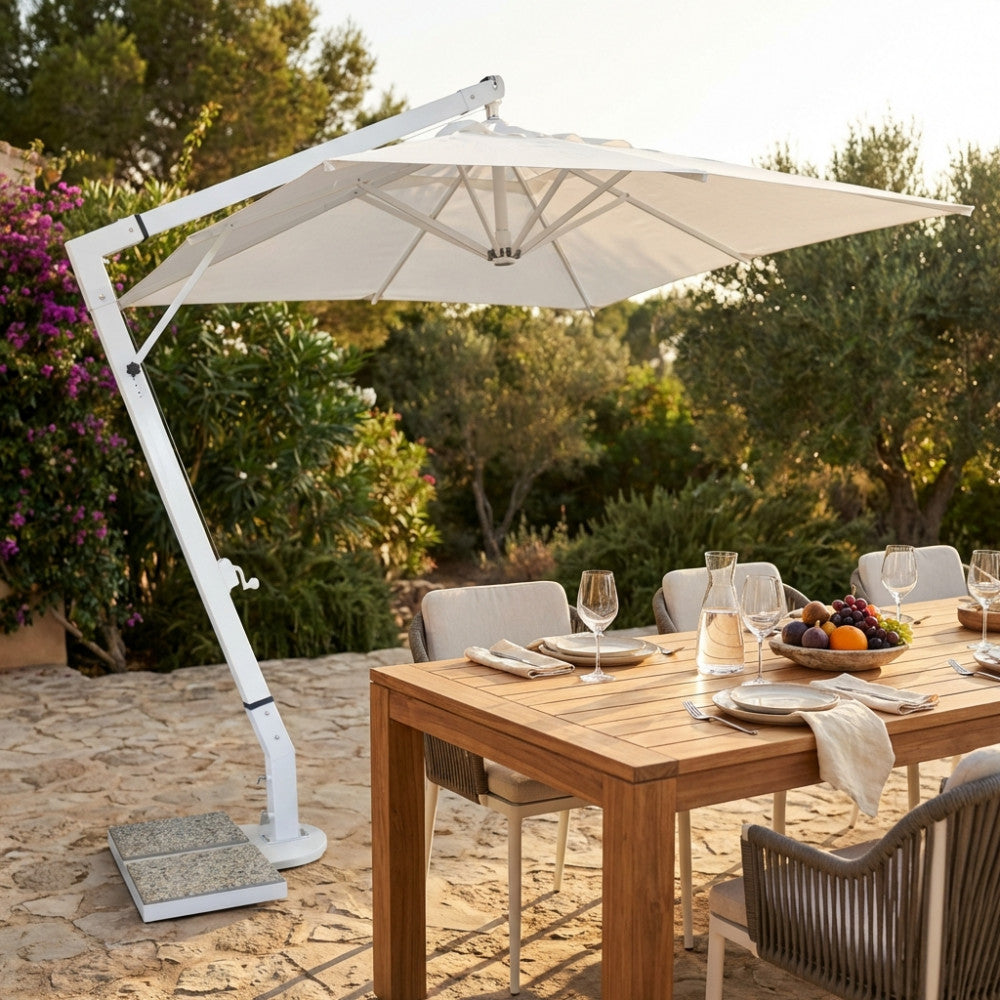 Ombrellone a palo laterale Cosma Venere De Luxe bianco aperto su un patio