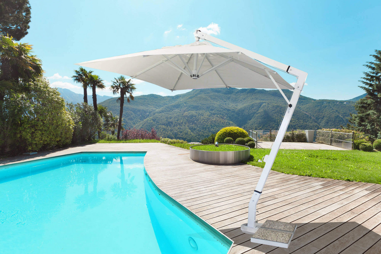 Ombrellone Cosma Venere De Luxe bianco a bordo piscina