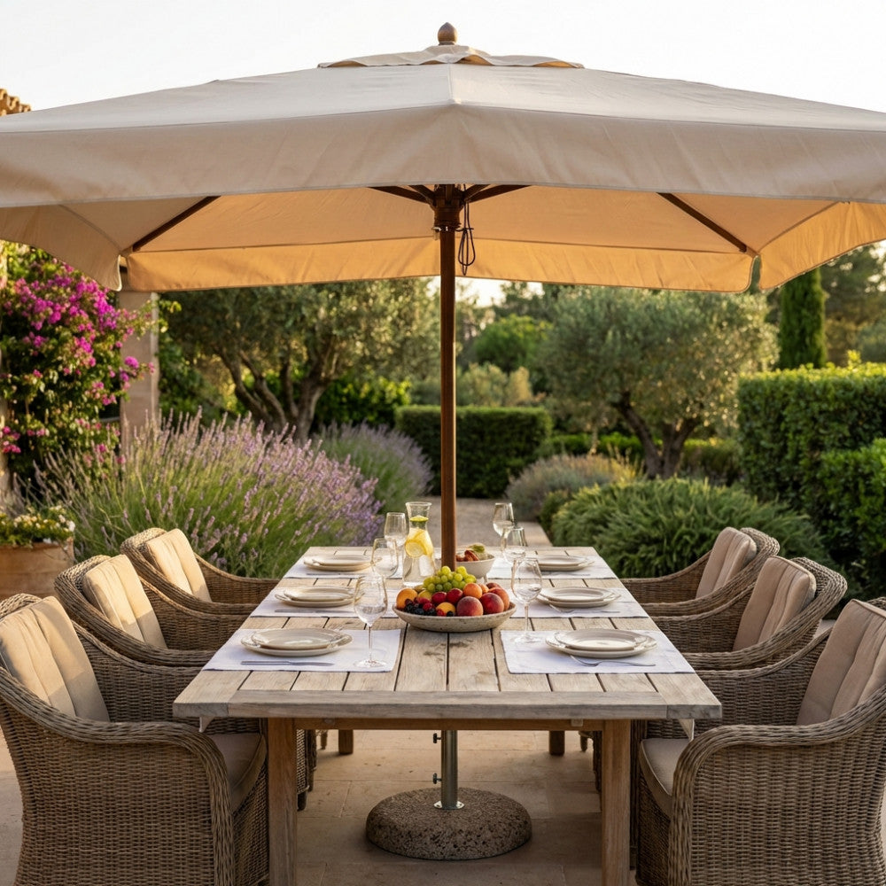 Ombrellone Cosma Venere De Luxe 3x3 aperto in un giardino con tavolo da pranzo