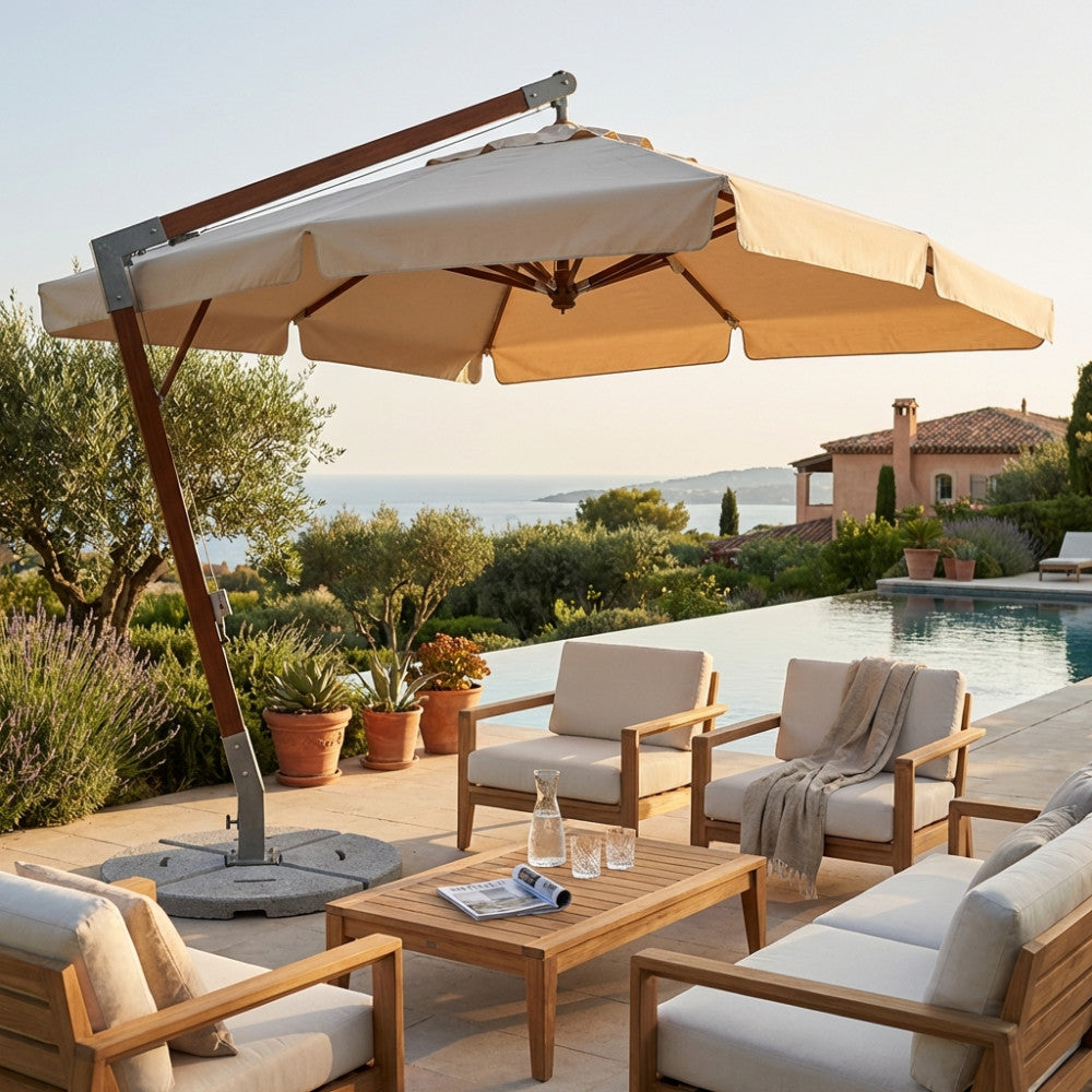 Ombrellone a palo laterale Cosma Venere aperto su un'area lounge esterna con piscina.