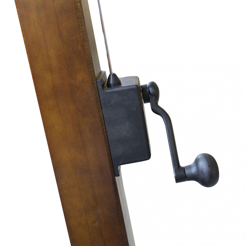 Primo piano del meccanismo a manovella nero e del cavo di trazione sul palo in legno dell'ombrellone Cosma Venere.