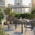 Ombrellone Cosma Zenith grigio con palo laterale su terrazza
