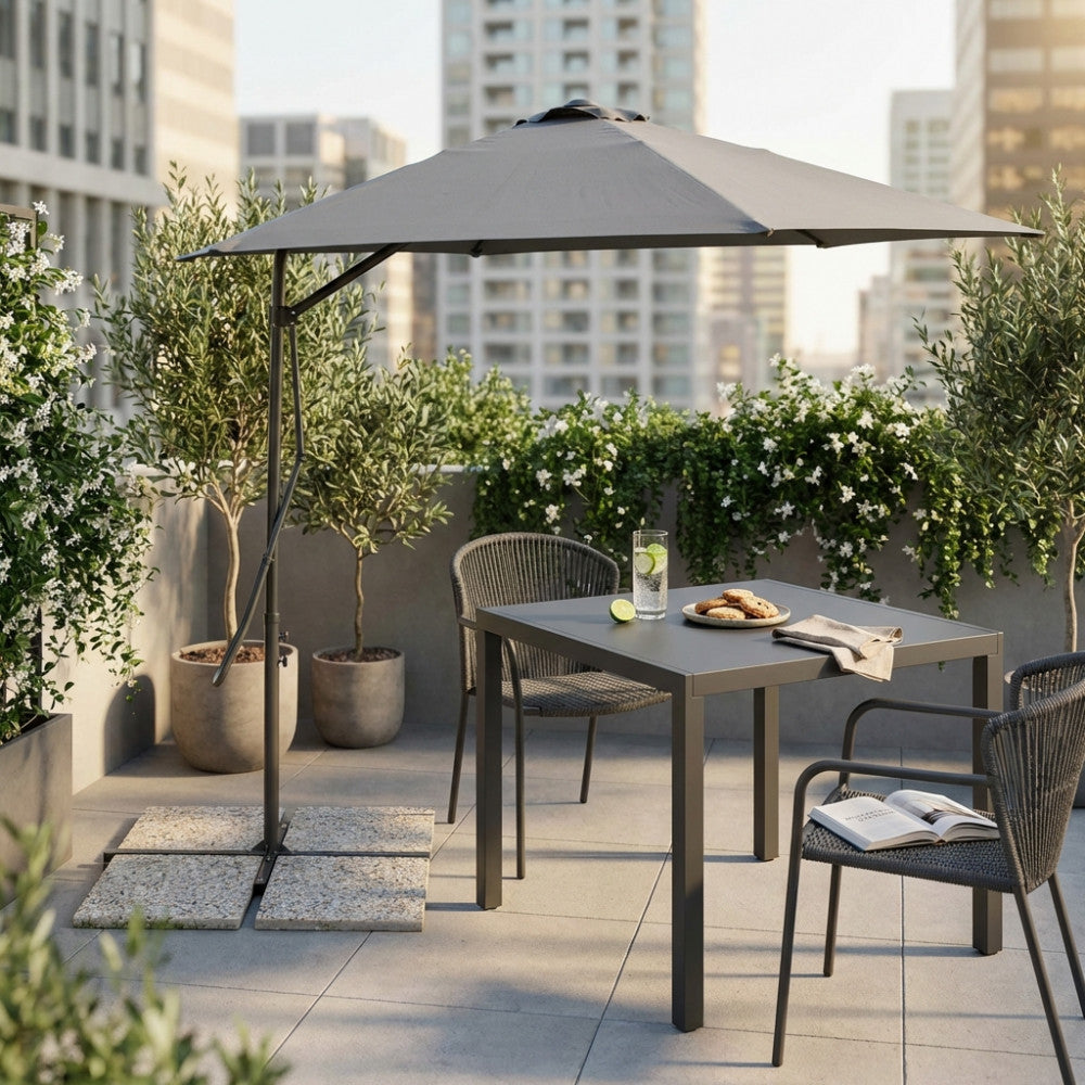 Ombrellone Cosma Zenith grigio con palo laterale su terrazza