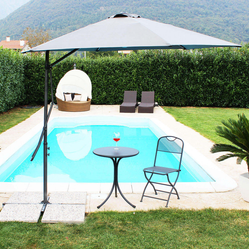 Ombrellone Cosma Zenith grigio a bordo piscina