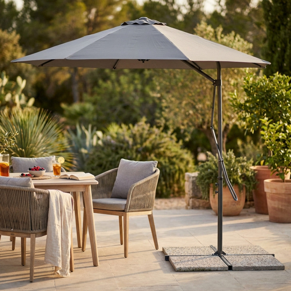 Ombrellone a palo laterale Cosma Zenith grigio su patio