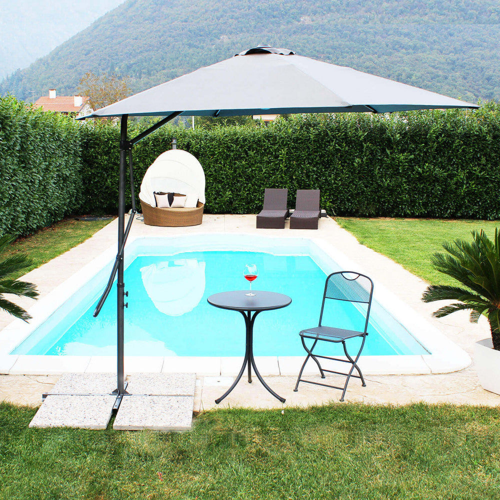 Ombrellone Cosma Zenith grigio a bordo piscina