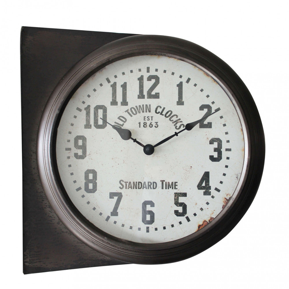 Dettaglio frontale del quadrante dell'orologio Hector con numeri arabi neri, lancette classiche e la scritta Old Town Clocks su fondo chiaro anticato.