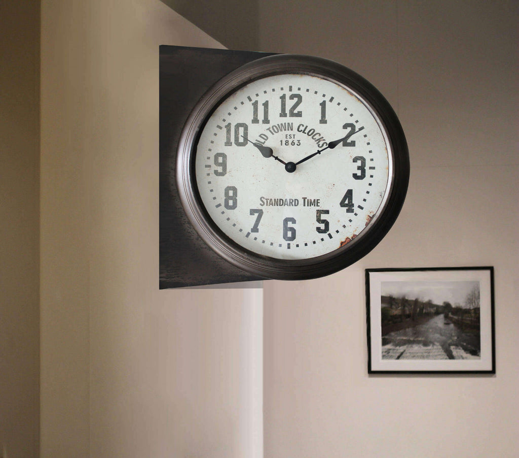 Orologio da parete Hector montato su una parete bianca minimalista, che crea un forte contrasto visivo e funge da punto focale architettonico nello spazio.