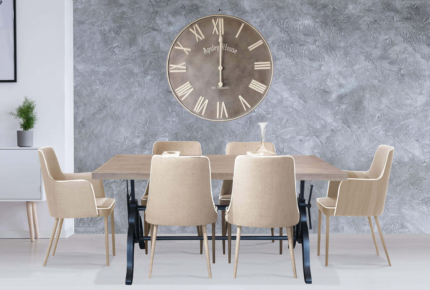 Orologio da parete HUGO ambientato in una sala da pranzo elegante con tavolo in legno e sedie beige.