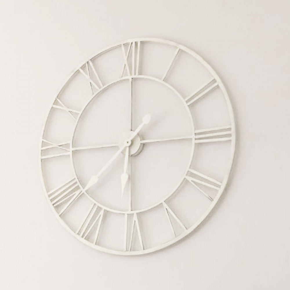 Dettaglio ravvicinato dell'orologio L CONSTANT in metallo bianco, che mostra le lancette classiche e la struttura geometrica a scheletro.