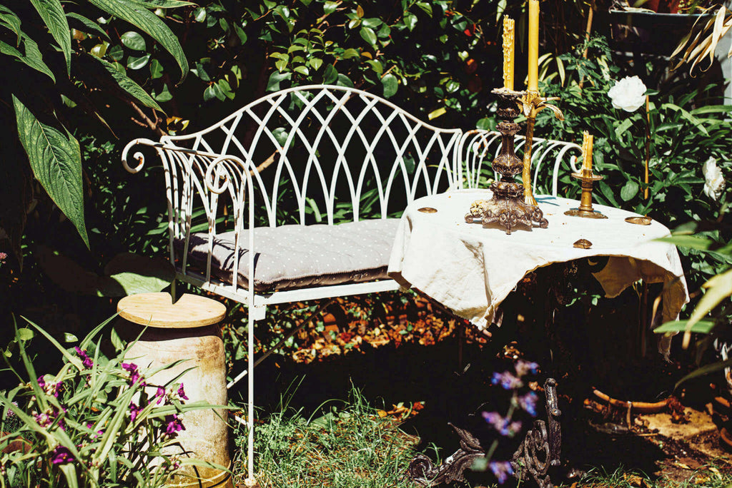 Panca Cosma Annette in acciaio bianco antico in un contesto outdoor