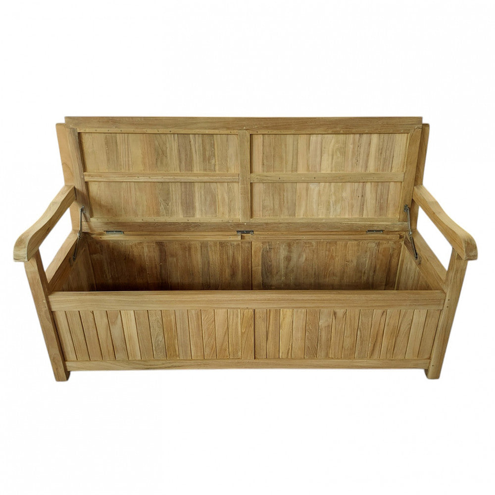 Panca Surat in teak con il vano contenitore aperto, mostrando l'ampio spazio interno e le cerniere metalliche.