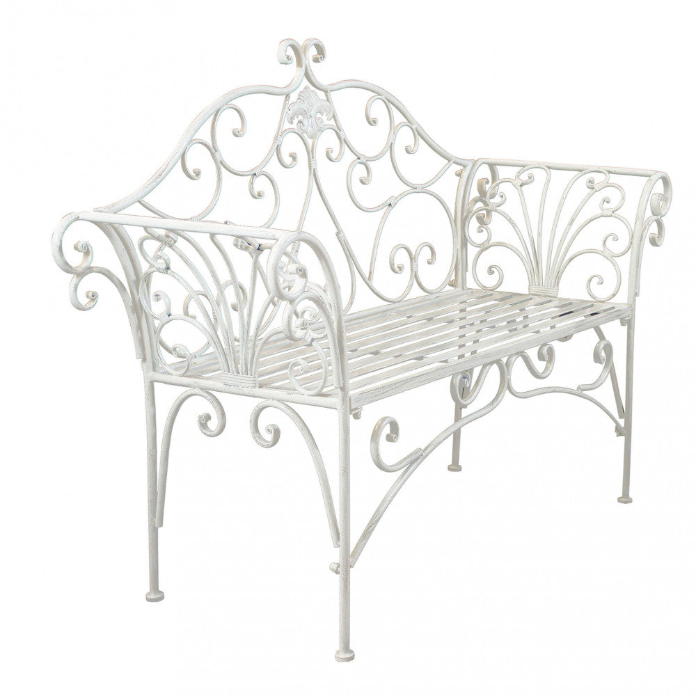 Panca Eloise in metallo verniciato a polvere colore bianco antico, posizionata in un giardino.