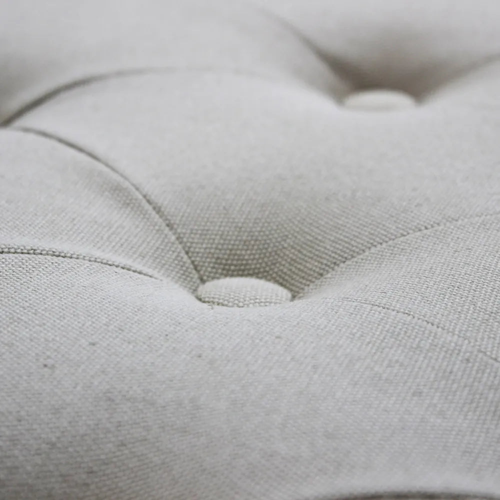 dettaglio imbottitura della Seduta d'accento Madelyn in tessuto beige per salotto moderno