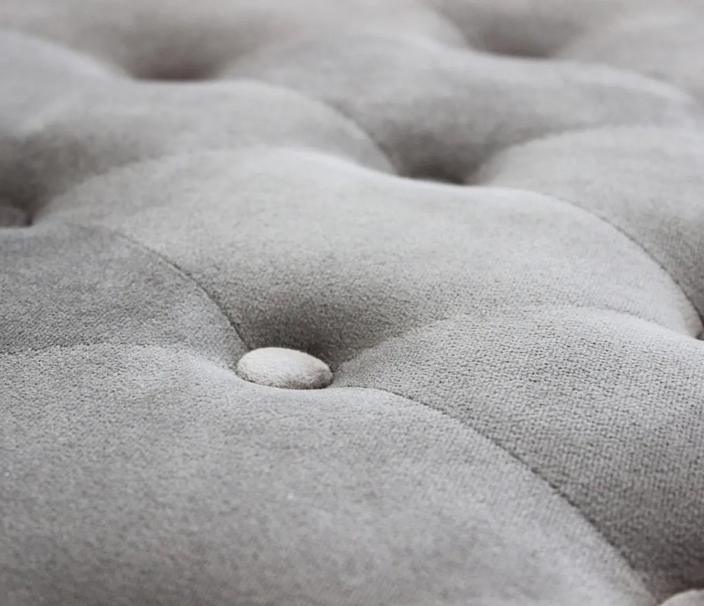 dettaglio imbootitura della Seduta d'accento Madelyn in velluto color taupe per salotto