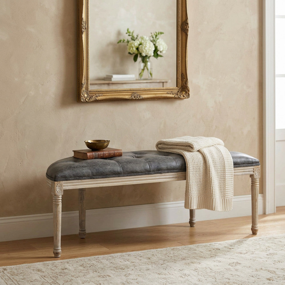 Panca Margi in ecopelle vintage grigio taupe posizionata in un ingresso elegante sotto uno specchio dorato.