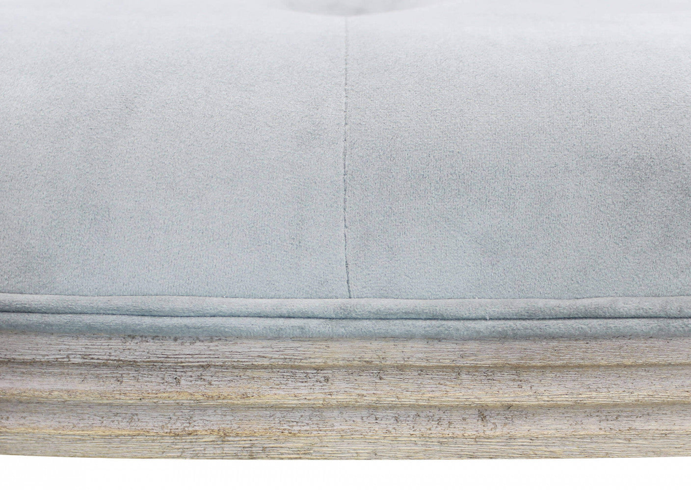 Particolare della cucitura centrale e della texture del velluto grigio sulla seduta.