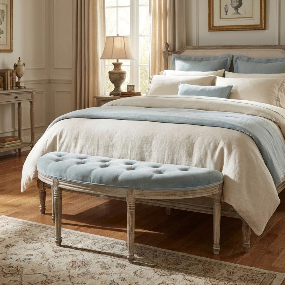 Panca Margi utilizzata come fondo letto in una camera da letto lussuosa con toni neutri.