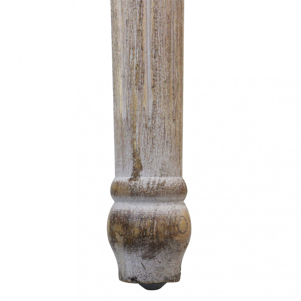 Dettaglio ravvicinato del piedino tornito in legno massello con finitura anticata.