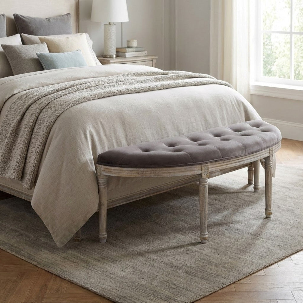 Dettaglio della panca Margi in velluto taupe inserita in una camera da letto luminosa.