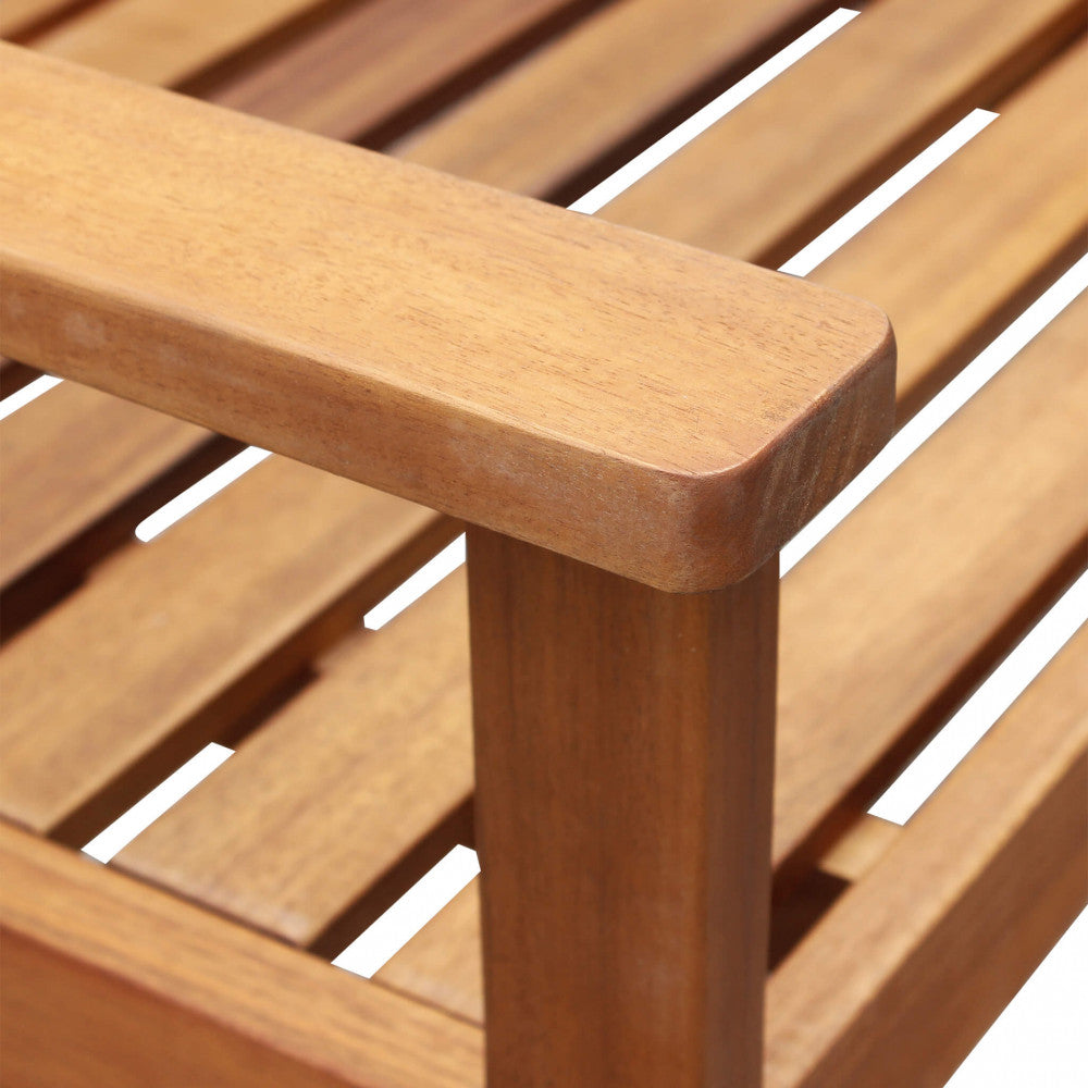 Dettaglio ravvicinato del bracciolo in legno di acacia che mostra le venature naturali e la finitura premium marrone chiaro.