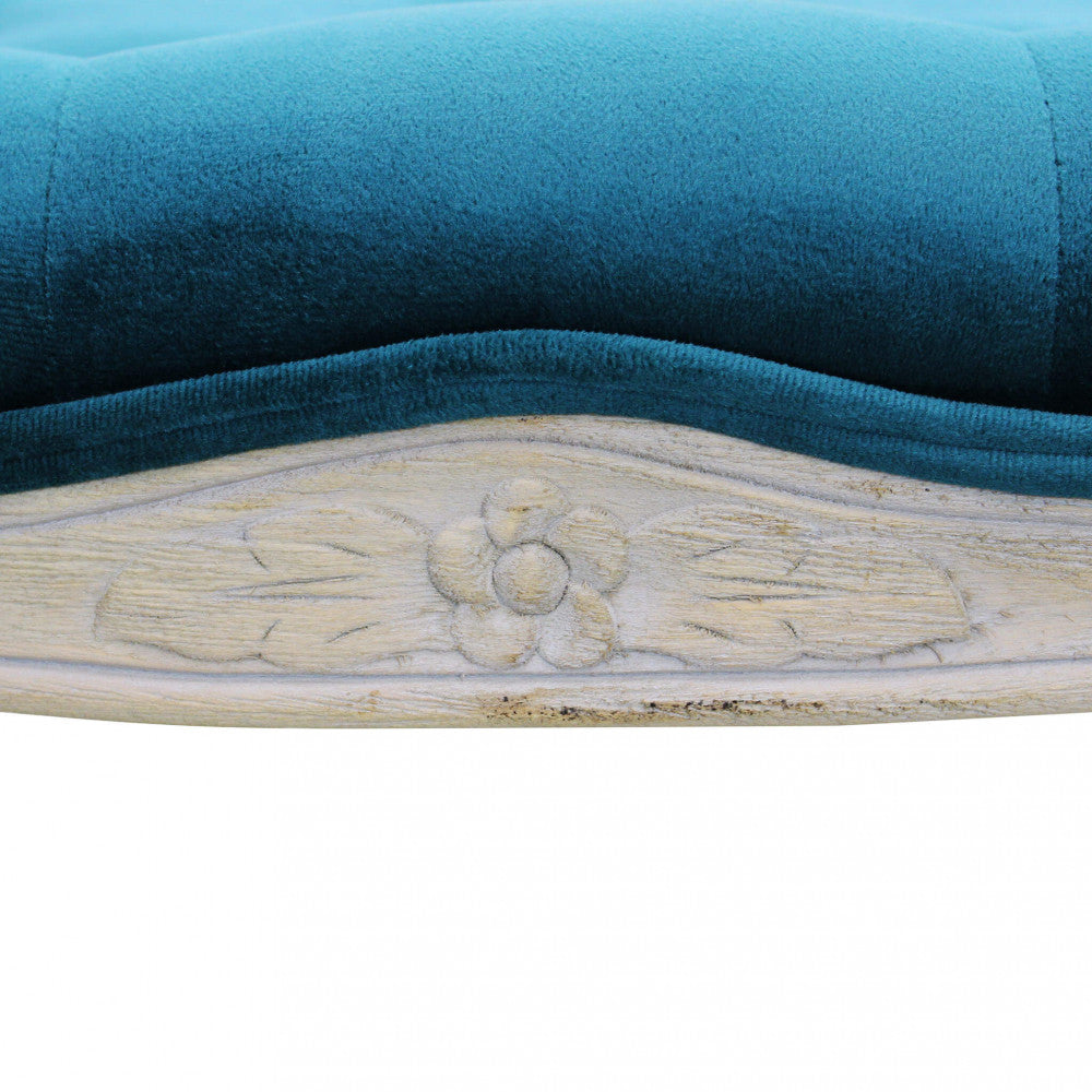 Dettaglio della fascia in legno sotto la seduta, decorata con un elegante motivo floreale intagliato a mano.